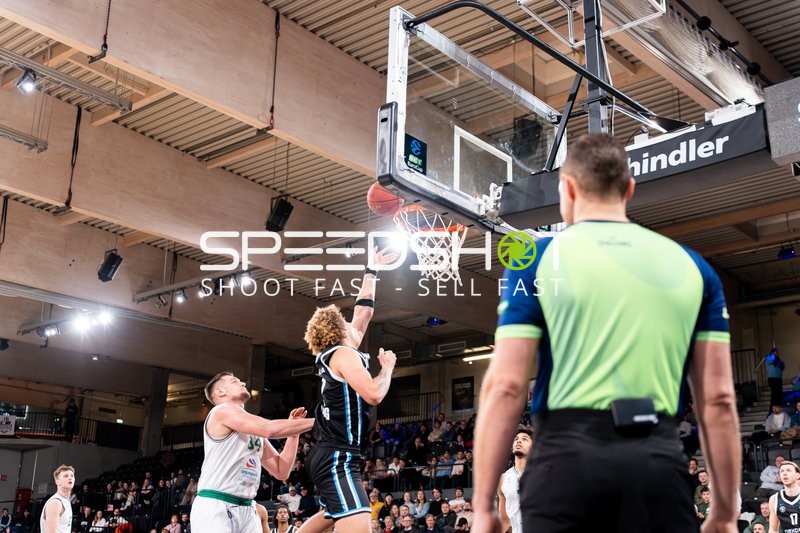 Osaro Jurgen Rich (3; Veolia Towers Hamburg) mit Wurf am Korb