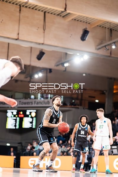 Spielaktion mit Devon Daniels (21; Veolia Towers Hamburg)