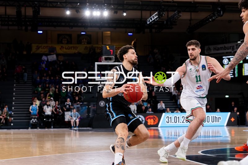 Spielaktion mit Devon Daniels (21; Veolia Towers Hamburg) und Ajdin Penava (11; Slask Wroclaw)