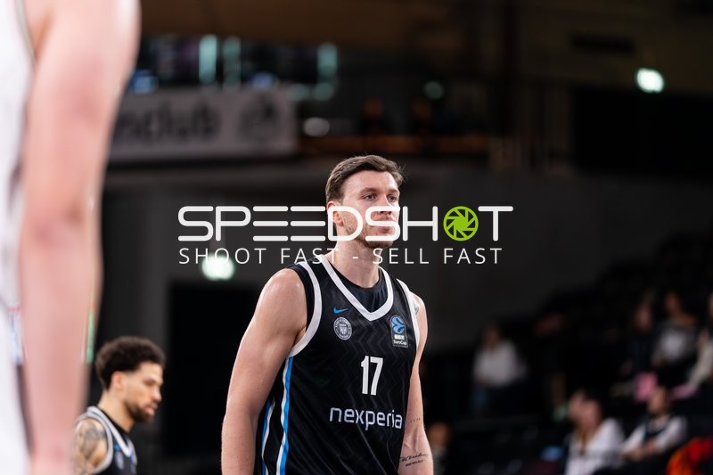 Szene mit Jan Niklas Wimberg (17; Veolia Towers Hamburg) und Leonard Thorpe Jr. (2; Veolia Towers Hamburg)