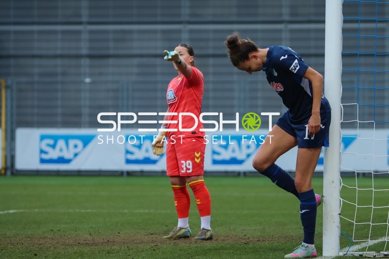 Torwartin gibt Anweisungen