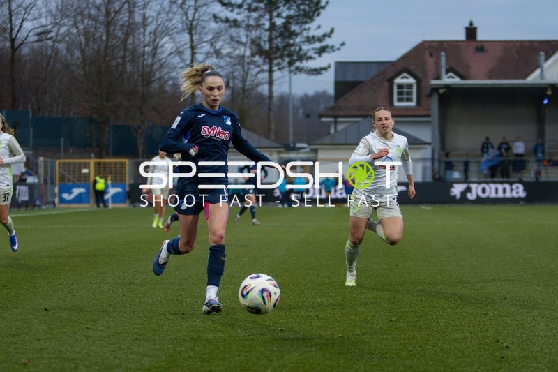 Jill Janssens mit Ball