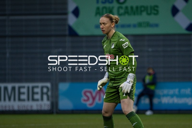 Torwart Laura Dick (1; TSG Hoffenheim) in Aktion