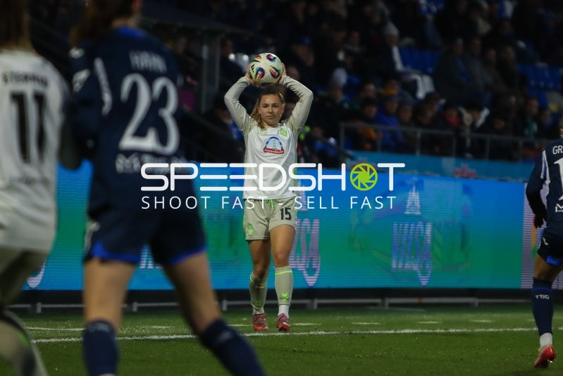 Einwurf von Michelle Weiß (15; SV Werder Bremen)