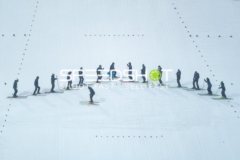 Personen mit Skiern auf Schnee
