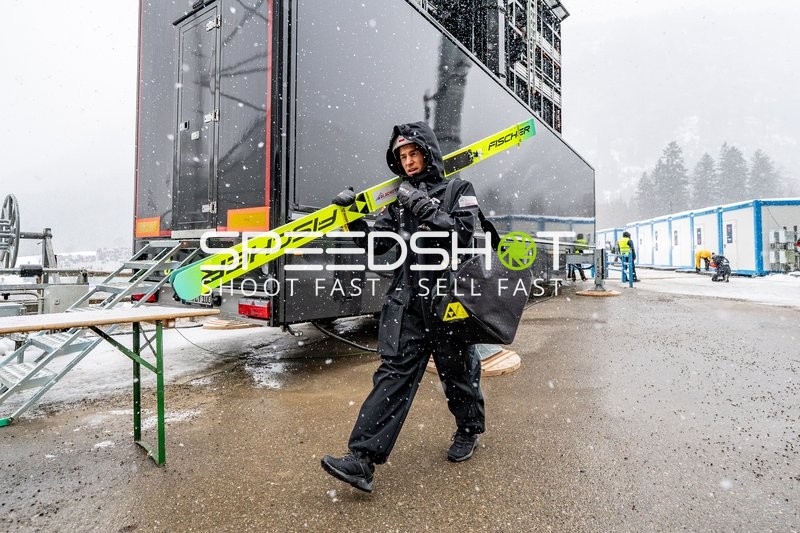 Skispringer mit Ausrüstung in Oberstdorf