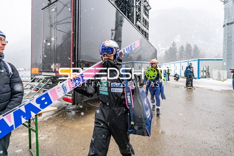 Skispringer bei Schneefall in Oberstdorf