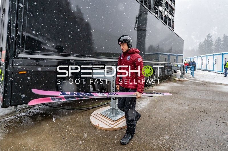 Athlet mit Skiern in der Hand