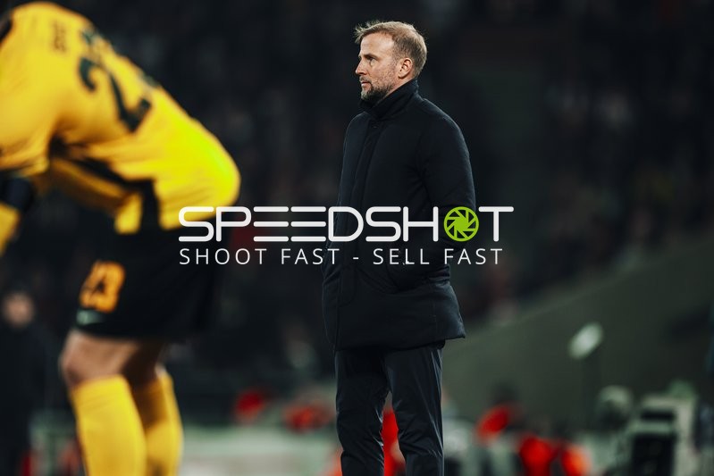 Trainer Sebastian Hoeneß (999; VfB Stuttgart) konzentriert