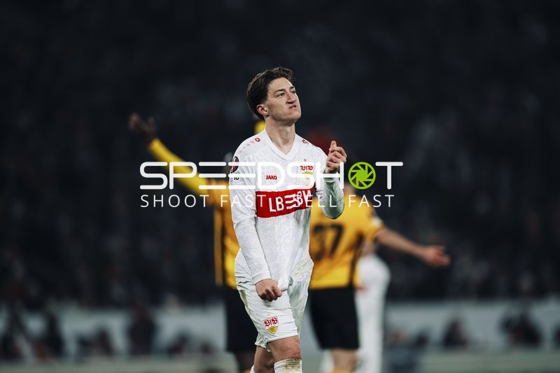Spielszene mit Angelo Stiller (6; VfB Stuttgart)