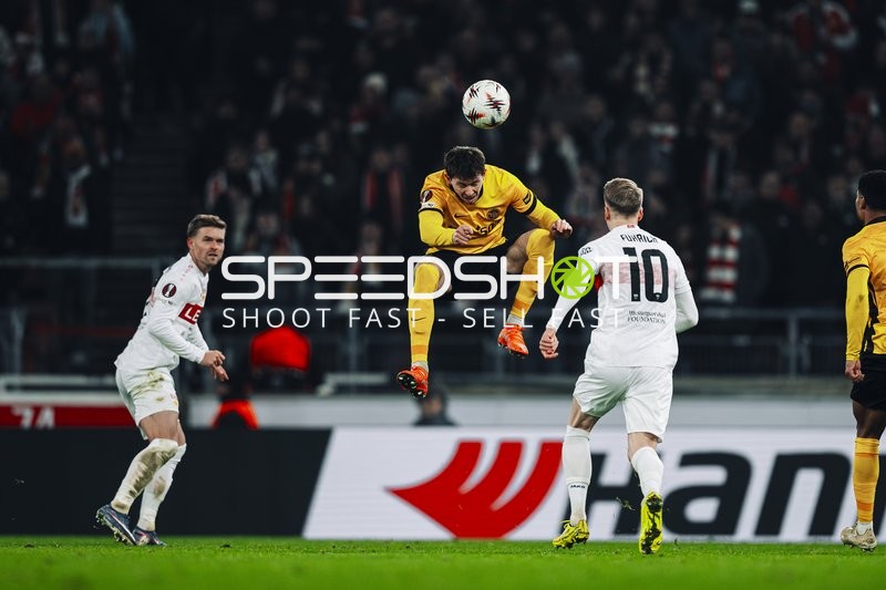 Kopfball-Duell im Spiel