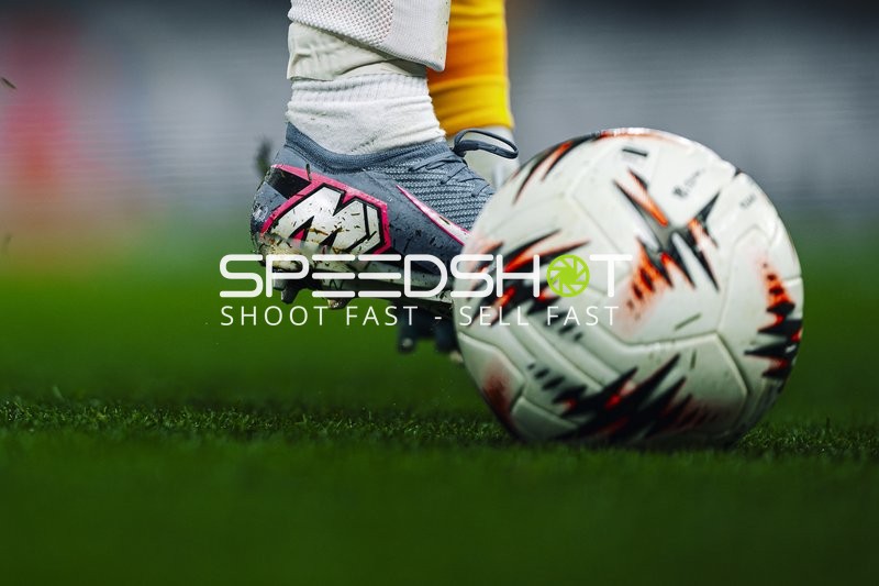 Fußballspiel mit Ballkontakt