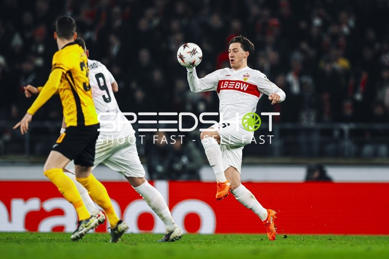 Ballkontrolle von Angelo Stiller (6; VfB Stuttgart)