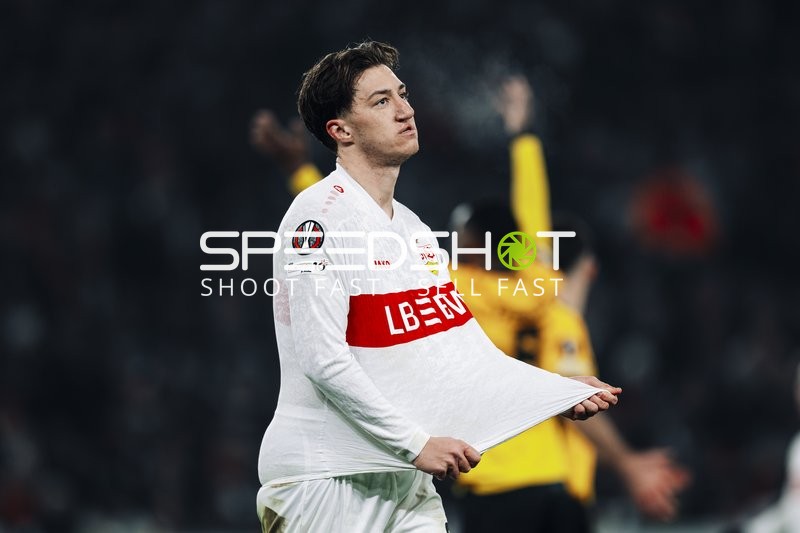 Spieler zieht Trikot