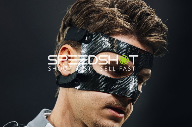 Spieler mit Schutzmaske