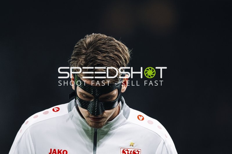 Spieler mit Maske konzentriert