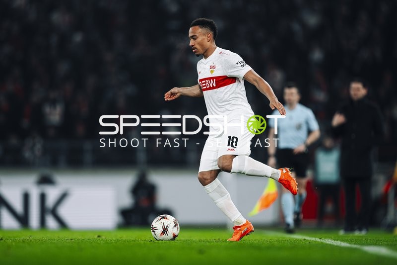 Spieler Jamie Leweling (18; VfB Stuttgart) mit Ball