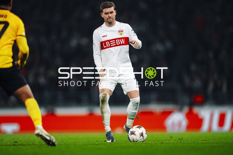 Ballkontrolle von Maximilian Mittelstädt (7; VfB Stuttgart)