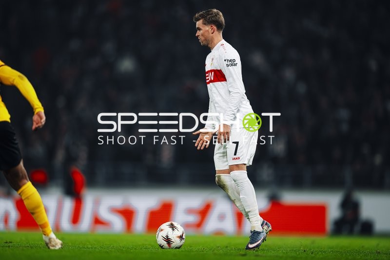 Ballkontrolle von Maximilian Mittelstädt (7; VfB Stuttgart)