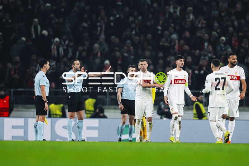 Diskussion mit Schiedsrichtern