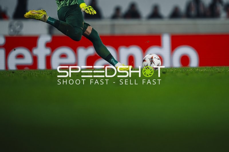 Torwart schießt Ball