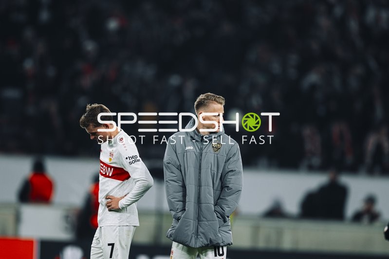 Nachdenkliche Spieler in Aktion