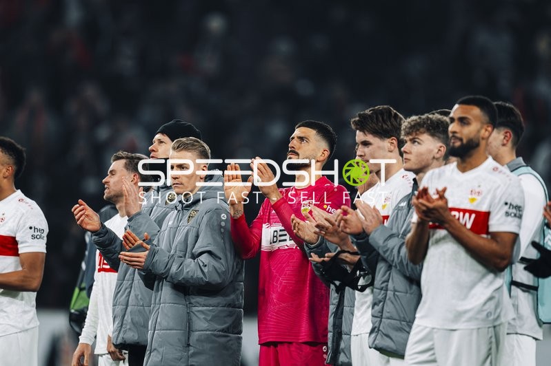 Spieler von VfB Stuttgart applaudieren