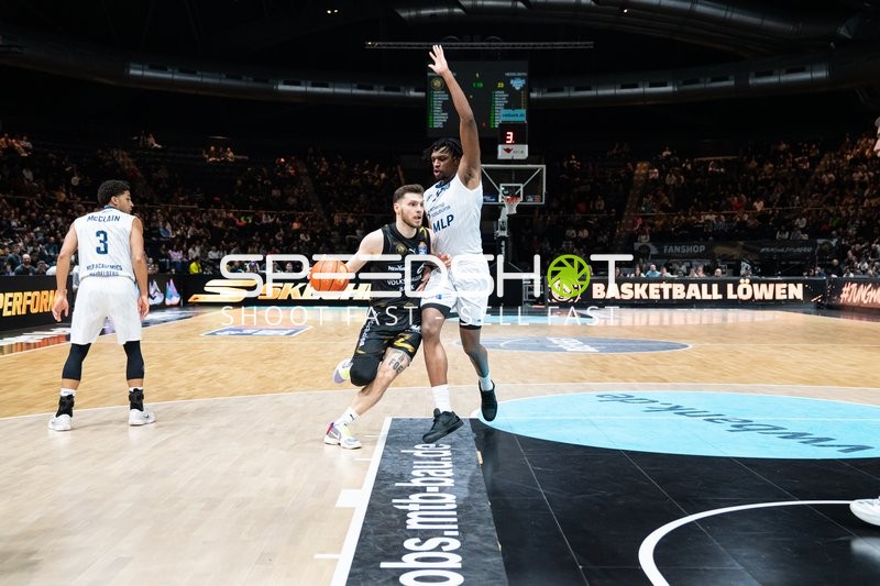 Kevin McClain (3; MLP Academics Heidelberg) und Ferdinand Zylka (6; Basketball Löwen Braunschweig) im Zweikampf