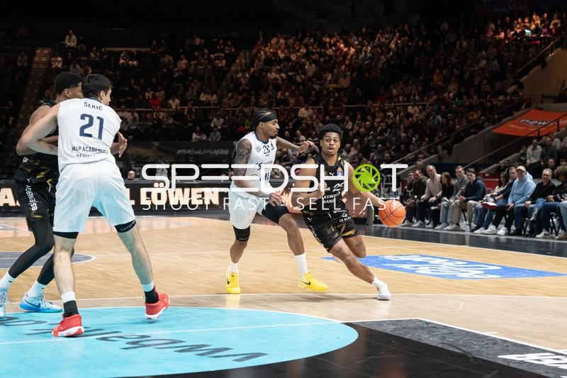 Michael Weathers (20; MLP Academics Heidelberg) und Grant Sherfield (25; Basketball Löwen Braunschweig) mit Ball