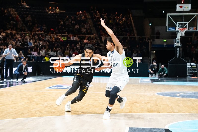 Adrian Worthy (0; Basketball Löwen Braunschweig) gegen Kevin McClain (3; MLP Academics Heidelberg) in Aktion