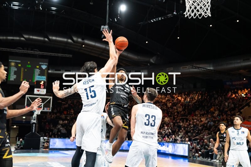 Adrian Worthy (0; Basketball Löwen Braunschweig) gegen Kevin McClain (3; MLP Academics Heidelberg) in Aktion