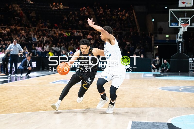 Adrian Worthy (0; Basketball Löwen Braunschweig) im Zweikampf mit Kevin McClain (3, MLP Academics Heidelberg)