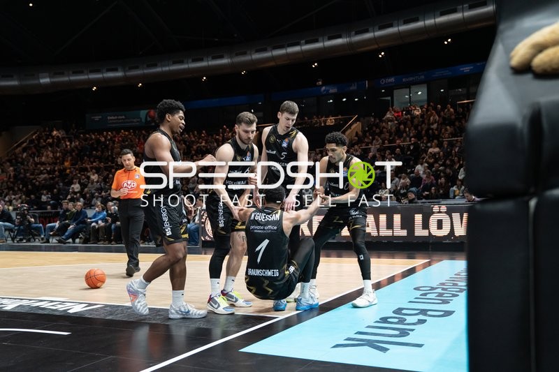 Spielaktion mit Adrian Worthy (0; Basketball Löwen Braunschweig) und Teamkollegen