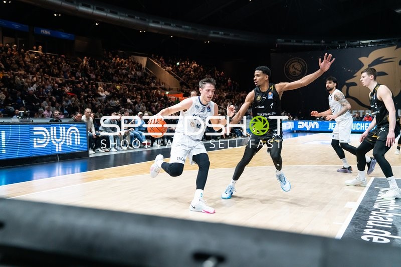 Spielaktion mit David NGuessan (1; Basketball Löwen Braunschweig) und Ryan Mikesell (33; MLP Academics Heidelberg)