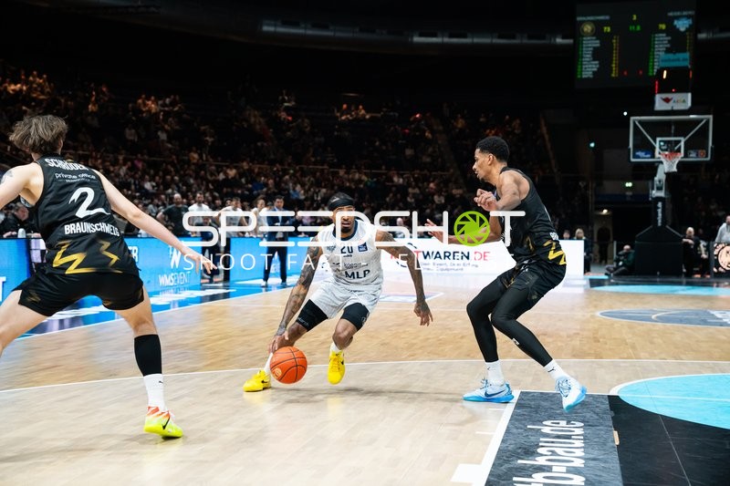 Michael Weathers (20; MLP Academics Heidelberg) mit Ball gegen Benjamin Schröder (2; Basketball Löwen Braunschweig) und David NGuessan (1; Basketball Löwen Braunschweig)