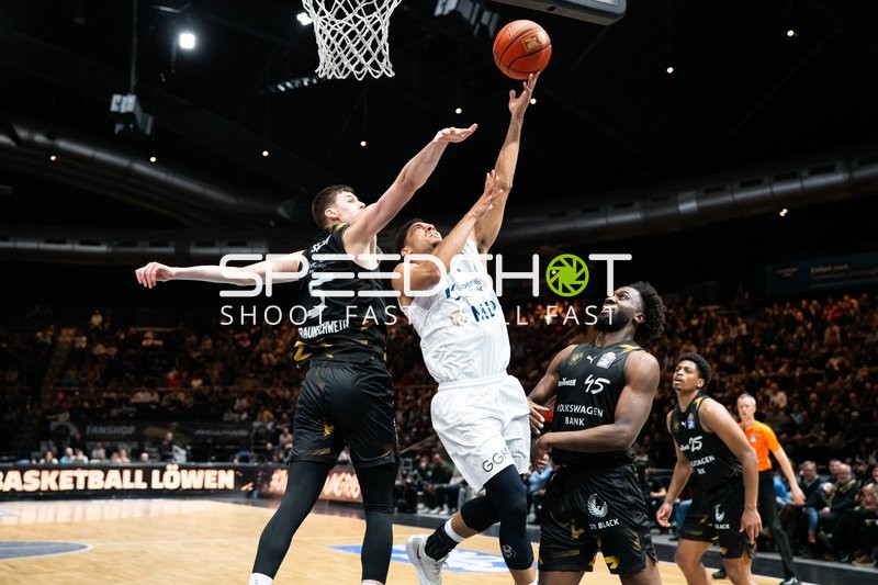 Spielaktion mit Luka Ščuka (5; Basketball Löwen Braunschweig) und Kevin McClain (3, MLP Academics Heidelberg) am Korb