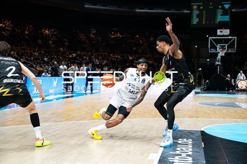 Michael Weathers (20; MLP Academics Heidelberg) mit Ball gegen David NGuessan (1; Basketball Löwen Braunschweig) und Benjamin Schröder (2; Basketball Löwen Braunschweig)
