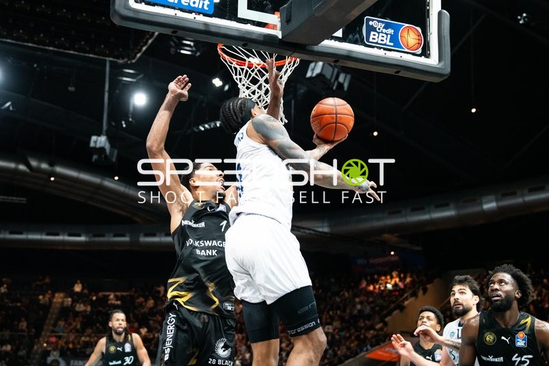 Marcel Keßen (15; MLP Academics Heidelberg) mit Wurf unter dem Korb