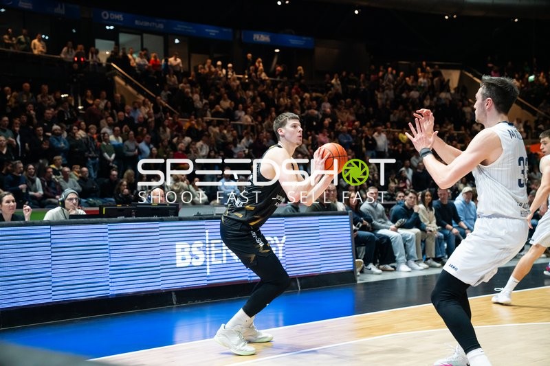 Luka Ščuka (5; Basketball Löwen Braunschweig) mit Wurf