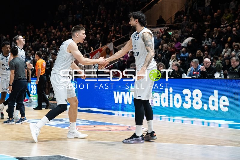 Spielaktion mit Dusan Neskovic (7; MLP Academics Heidelberg), Marcel Keßen (15, MLP Academics Heidelberg) am Jubeln