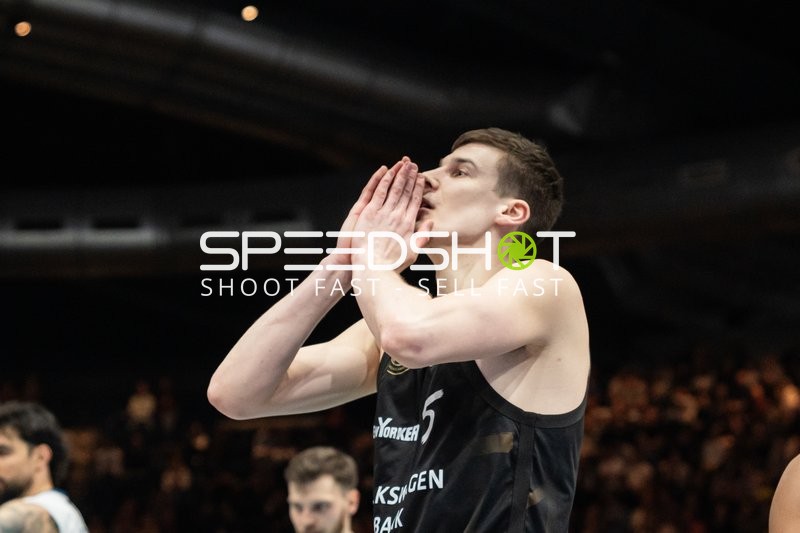 Spielaktion mit Luka Ščuka (5; Basketball Löwen Braunschweig) und Josh Hawley (3; Basketball Löwen Braunschweig)