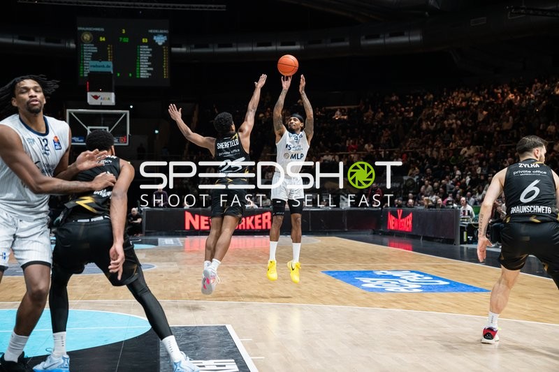 Grant Sherfield (25; Basketball Löwen Braunschweig) mit Wurf über Osun Osunniyi (12; MLP Academics Heidelberg) und Michael Weathers (20; MLP Academics Heidelberg)