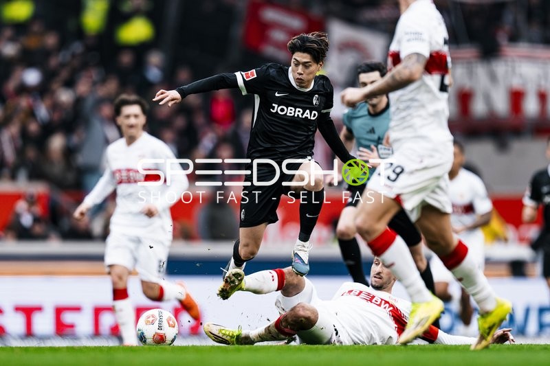 Zweikampf zwischen Yuito Suzuki (14; SC Freiburg) und Atakan Karazor (16; VfB Stuttgart)