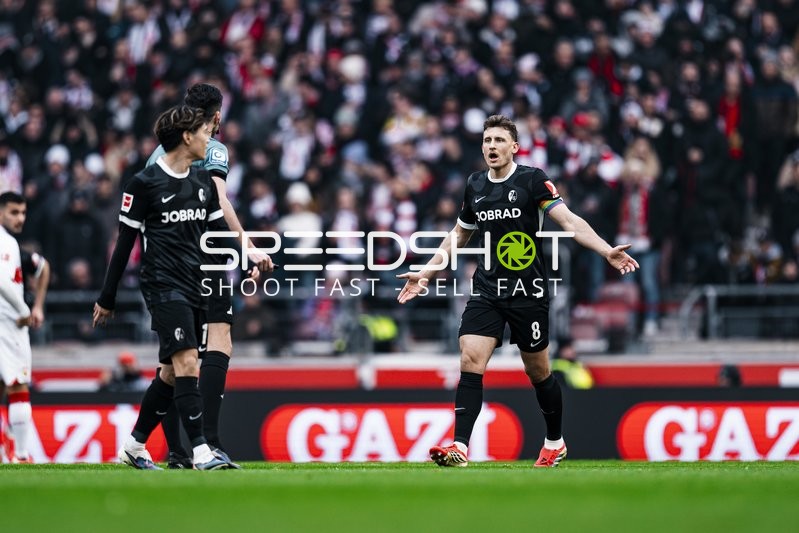 Spieler diskutieren auf dem Feld