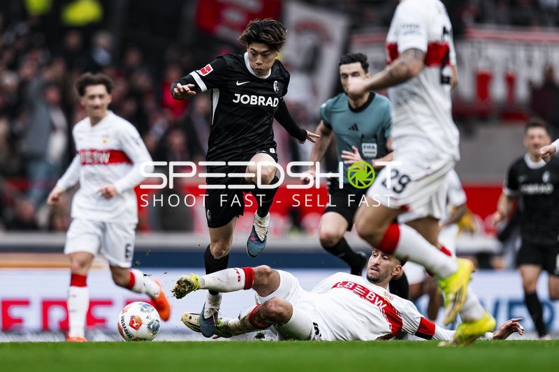 Zweikampf zwischen Yuito Suzuki (14; SC Freiburg) und Atakan Karazor (16; VfB Stuttgart)