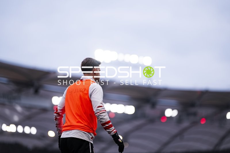 Fabian Bredlow (1; VfB Stuttgart) beim Aufwärmen