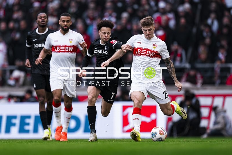 Spieler kämpfen um Ball