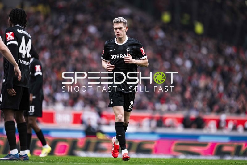 Spieler läuft auf dem Feld