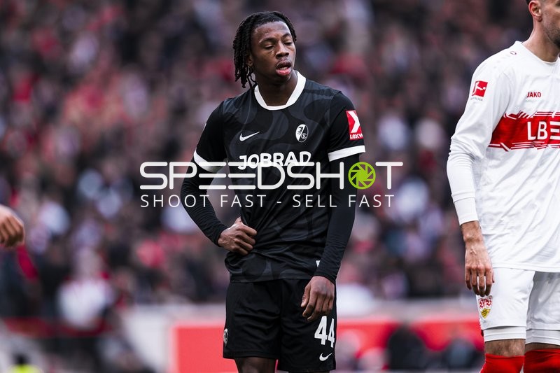 Spielszene mit Johan Manzambi (44; SC Freiburg)