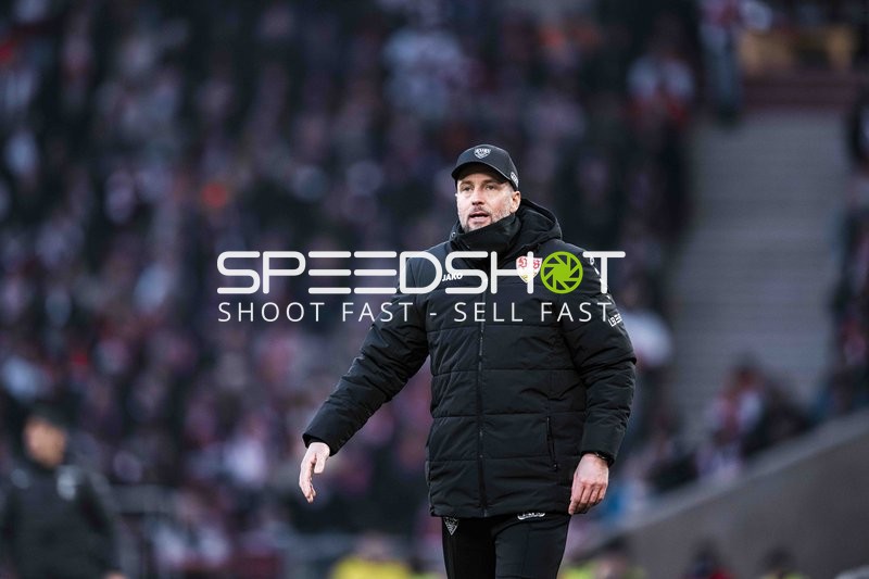 Trainer Sebastian Hoeneß (999; VfB Stuttgart) an der Seitenlinie